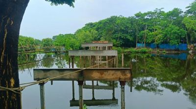 ৩ বছর ধরে ঝুলে আছে ব্রিজের নির্মাণ, স্কুলে যেতে পারছে না শিশুরা