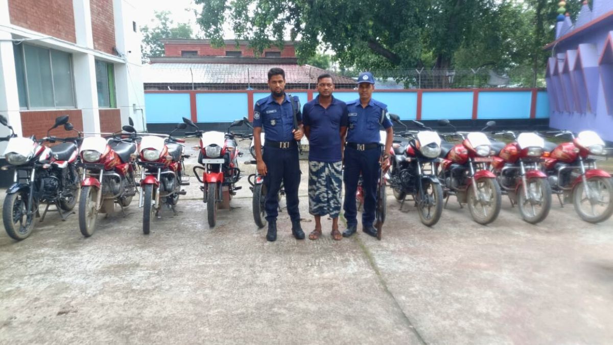 চাঁপাইনবাবগঞ্জে চোরাই মোটরসাইকেলসহ যুবক গ্রেপ্তার