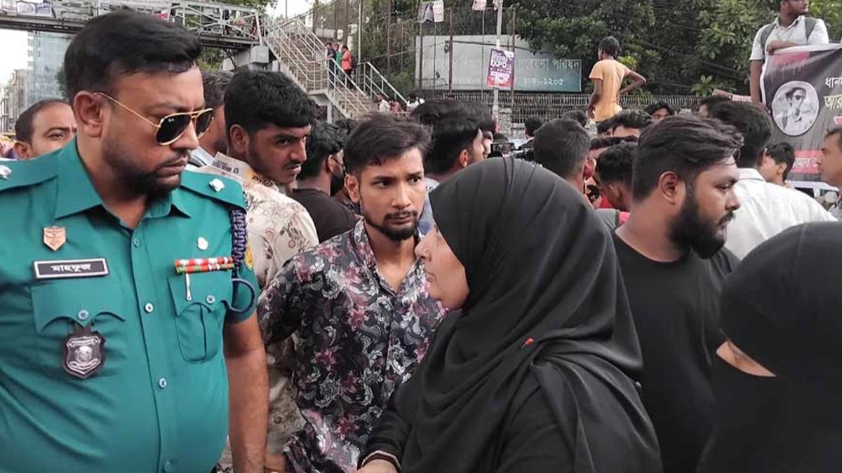 সায়েন্স ল্যাব মোড়ে সোয়া ঘণ্টা অবরোধ আইডিয়াল শিক্ষার্থীদের