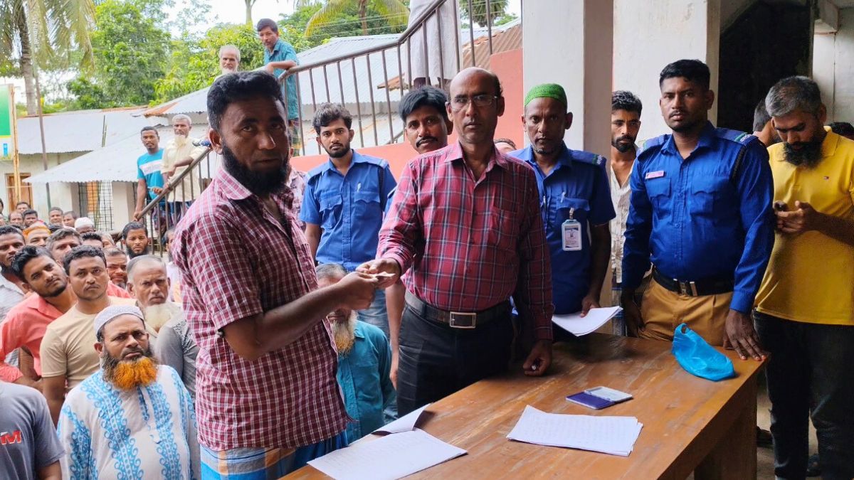 বাউফলে সেনাবাহিনীর হস্তক্ষেপে ঘুষের ২ লাখ টাকা ফেরত পেল জেলেরা