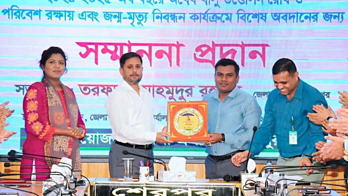 জন্ম-মৃত্যু নিবন্ধনে জেলার শ্রেষ্ঠ ইউএনও আশরাফুল আলম রাসেল