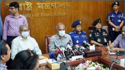 যুব উপদেষ্টার বয়স ৩০ না হলেও অস্ত্রের লাইসেন্স! ‘আইন দেখিনি’ বললেন স্বরাষ্ট্র উপদেষ্টা