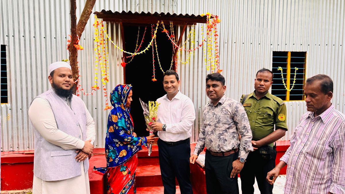 কালবৈশাখীতে ভেঙে গেছে ঘর, তৈরি করে দিলেন ইউএনও