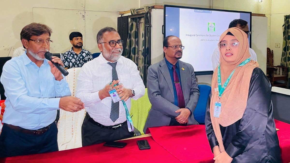 আরএফআইডি প্রযুক্তি যুক্ত স্মার্ট আইডি পেল ইবির শিক্ষার্থীরা