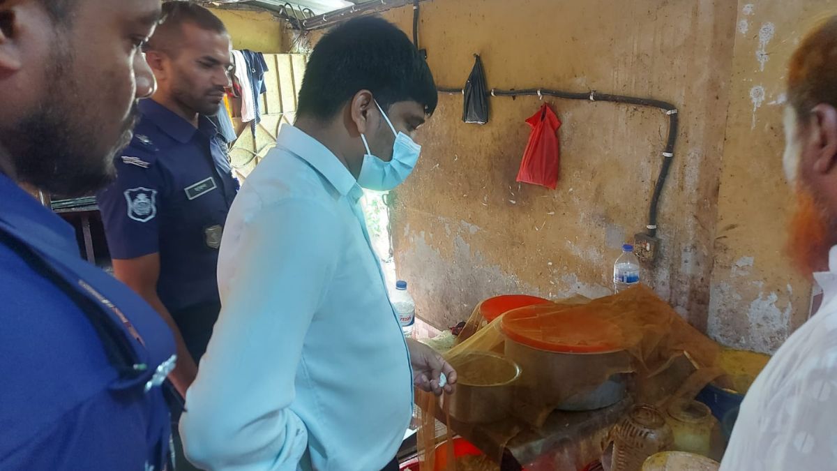 ফেনীতে অস্বাস্থ্যকর পরিবেশে খাবার পরিবেশন, ২ হোটেলকে জরিমানা