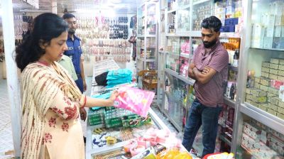 মানিকগঞ্জে নকল প্রসাধনী বিক্রির অভিযোগে জরিমানা