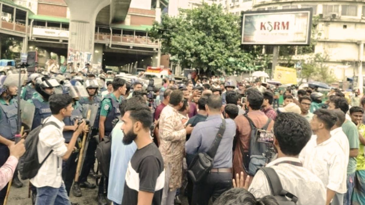 পিএসসি সংস্কারের দাবিতে শাহবাগ ‘ব্লকেড’, যান চলাচলে অচলাবস্থা