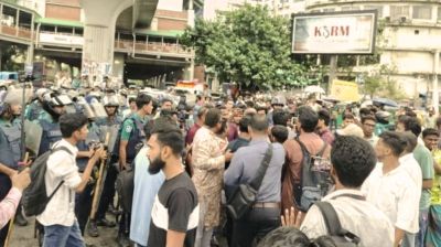 পিএসসি সংস্কারের দাবিতে শাহবাগ ‘ব্লকেড’, যান চলাচলে অচলাবস্থা