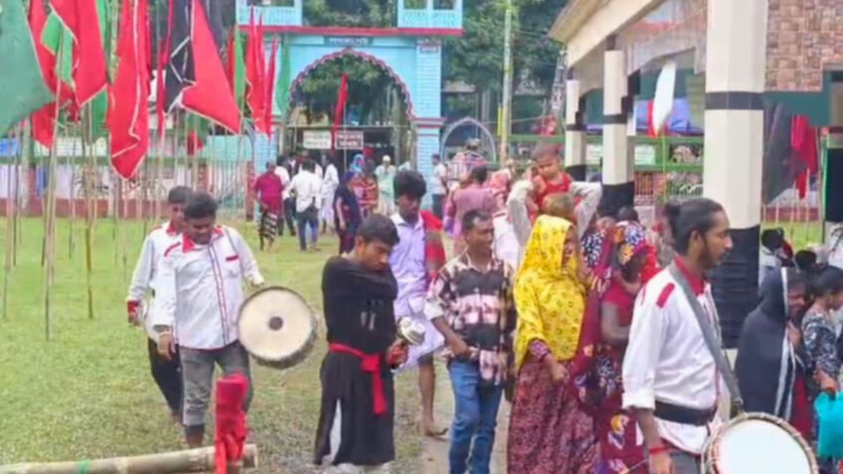 আশুরা উপলক্ষে গড়পাড়া ইমাম বাড়িতে ভক্তদের ঢল