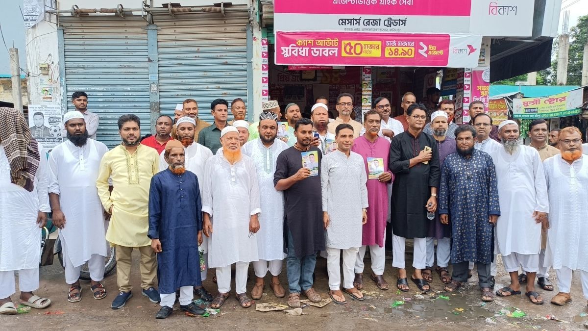 আলফাডাঙ্গা বাজার নির্বাচনে প্রচারণায় ব্যস্ত আবুল বাশার শেখ