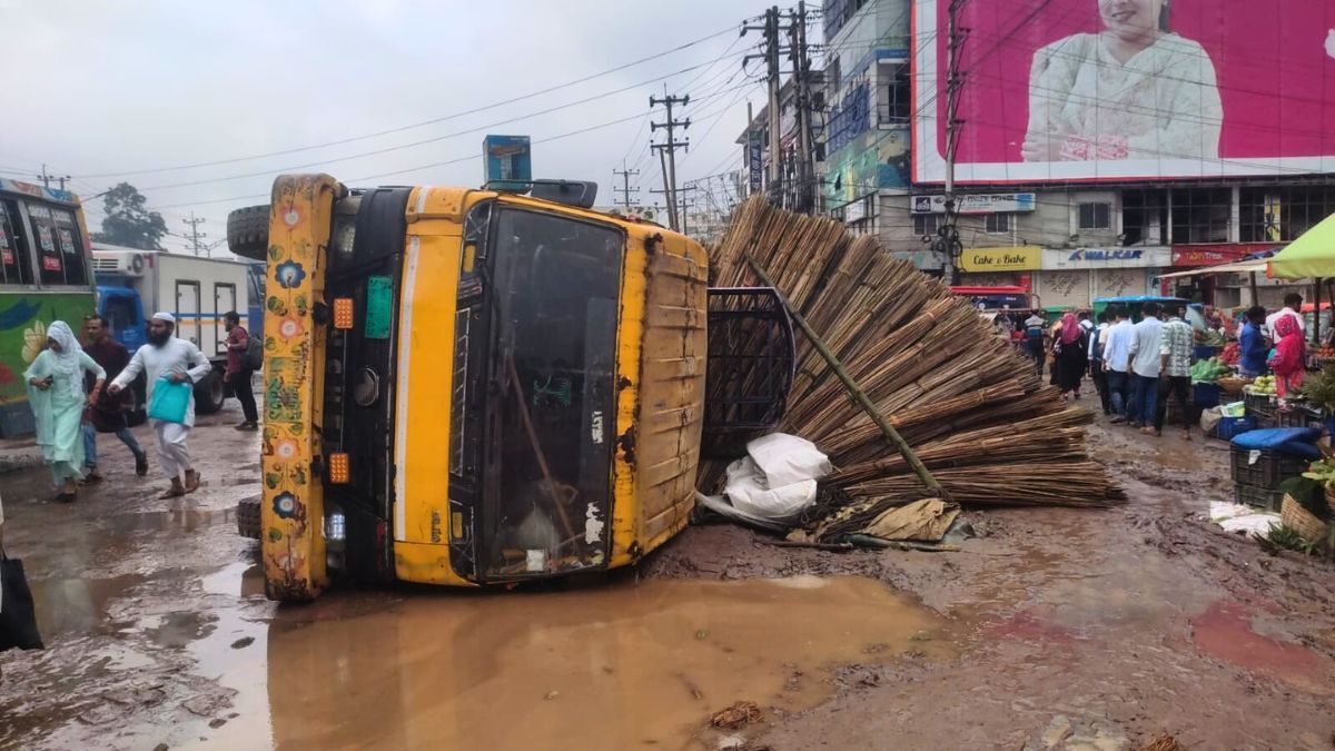 বাইপাইলে মহাসড়কে গর্ত, উল্টে যাচ্ছে যানবাহন