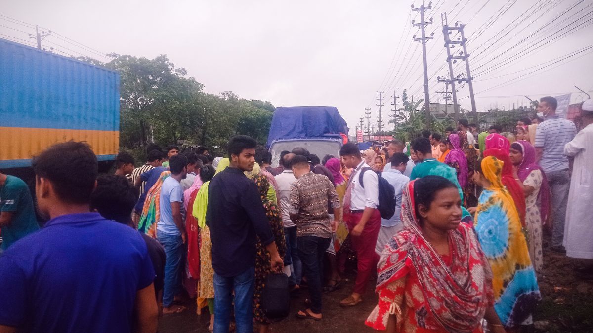 গাজীপুরে বেপরোয়া পিকআপের ধাক্কায় নারী শ্রমিকের মৃত্যু