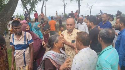 হাসপাতালে যাবার পথে ট্রাকচাপায় বাবা-ছেলে নিহত