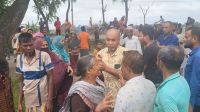হাসপাতালে যাবার পথে ট্রাকচাপায় বাবা-ছেলে নিহত