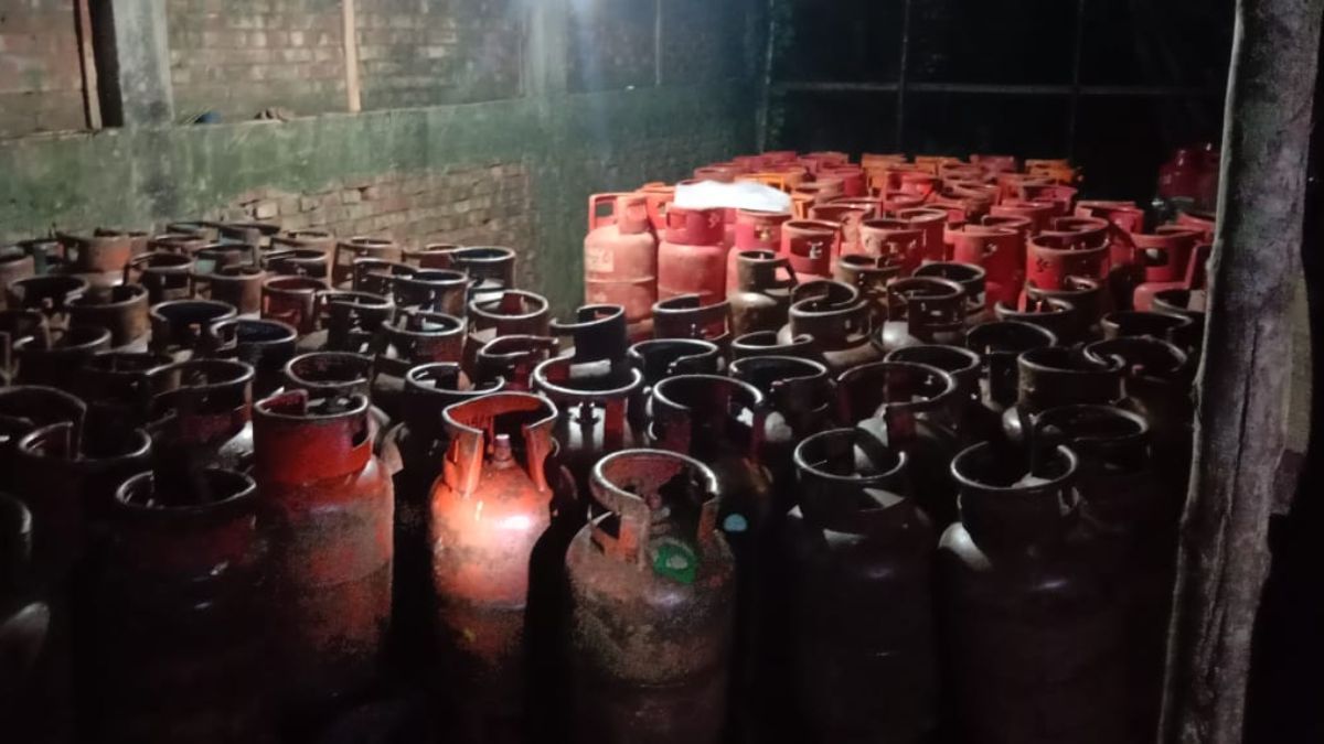 চট্টগ্রামে অবৈধ গ্যাস কারখানায় যৌথবাহিনীর অভিযান, জব্দ ৫১২ সিলিন্ডার