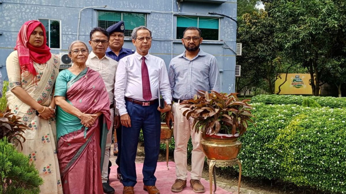 বেঙ্গল মিট প্ল্যান্ট পরিদর্শন করলেন মৎস্য ও প্রাণিসম্পদ উপদেষ্টা
