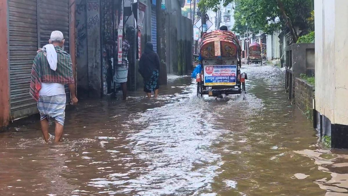 টানা বৃষ্টিতে চাঁদপুরে জলাবদ্ধতায় জনদুর্ভোগ বেড়েছে