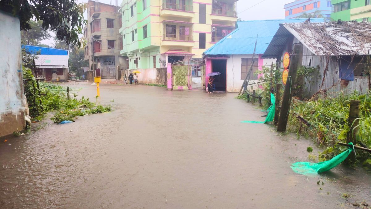 পানির নিচে ফেনী শহরের প্রধান সড়কসহ অলিগলি, পরীক্ষা স্থগিত
