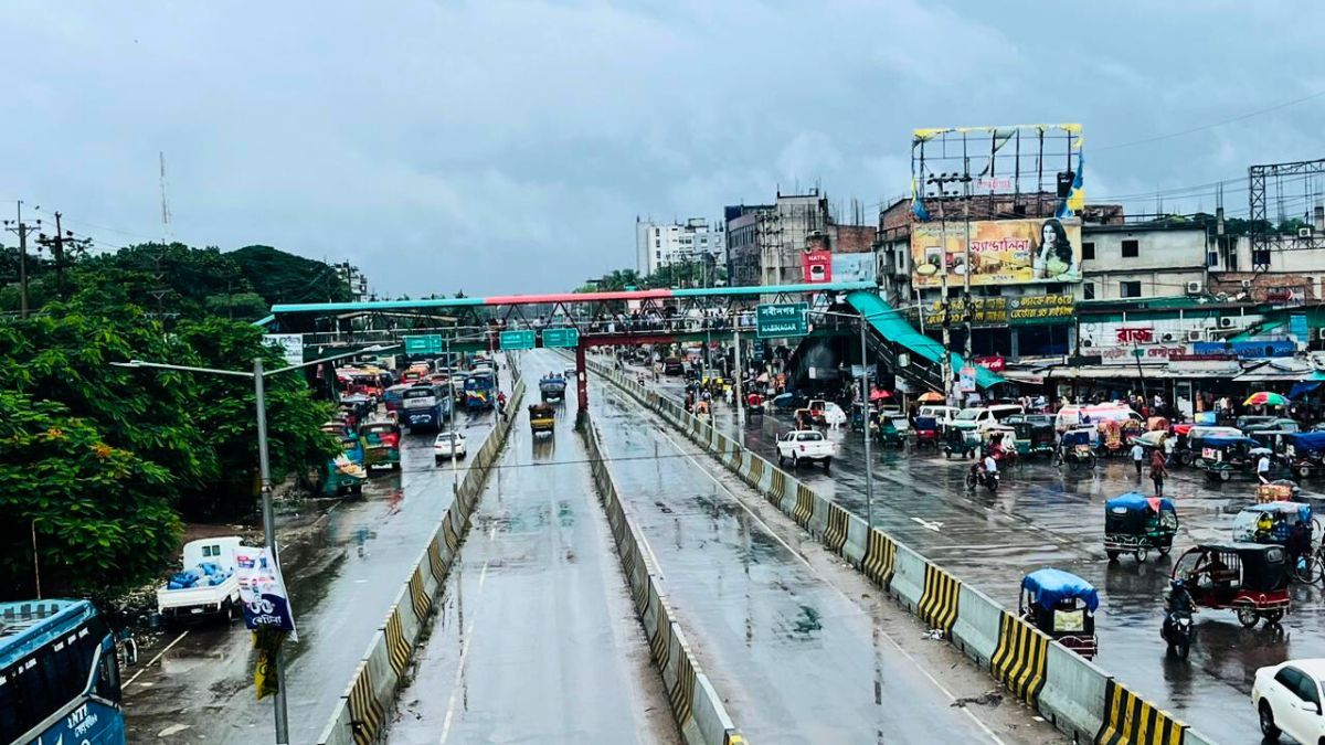 টানা বৃষ্টিতে অচল মানিকগঞ্জ, দুর্ভোগে খেটে খাওয়া মানুষ
