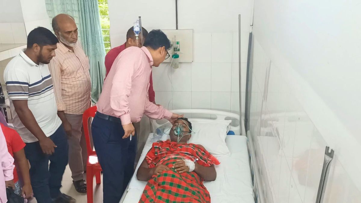 সাভারে সরকারি জমি উদ্ধারে গিয়ে হামলায় আহত ভূমি কর্মকর্তা