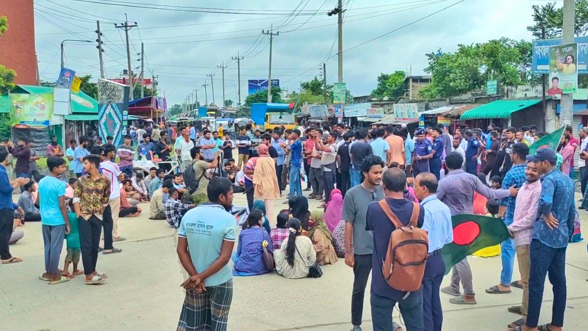 বিআইটি গঠনের দাবিতে ময়মনসিংহে শিক্ষার্থীদের সড়ক অবরোধ, তীব্র যানজট