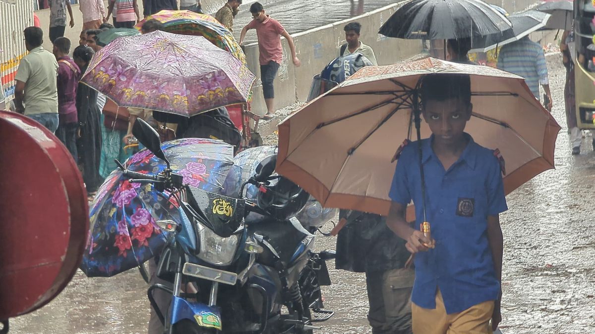 ৪ বিভাগে ভারী বৃষ্টির আভাস, পাহাড়ধসের শঙ্কা