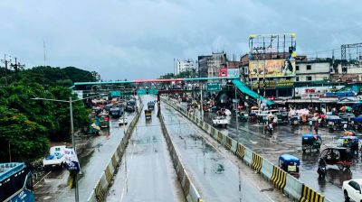 টানা বৃষ্টিতে অচল মানিকগঞ্জ, দুর্ভোগে খেটে খাওয়া মানুষ