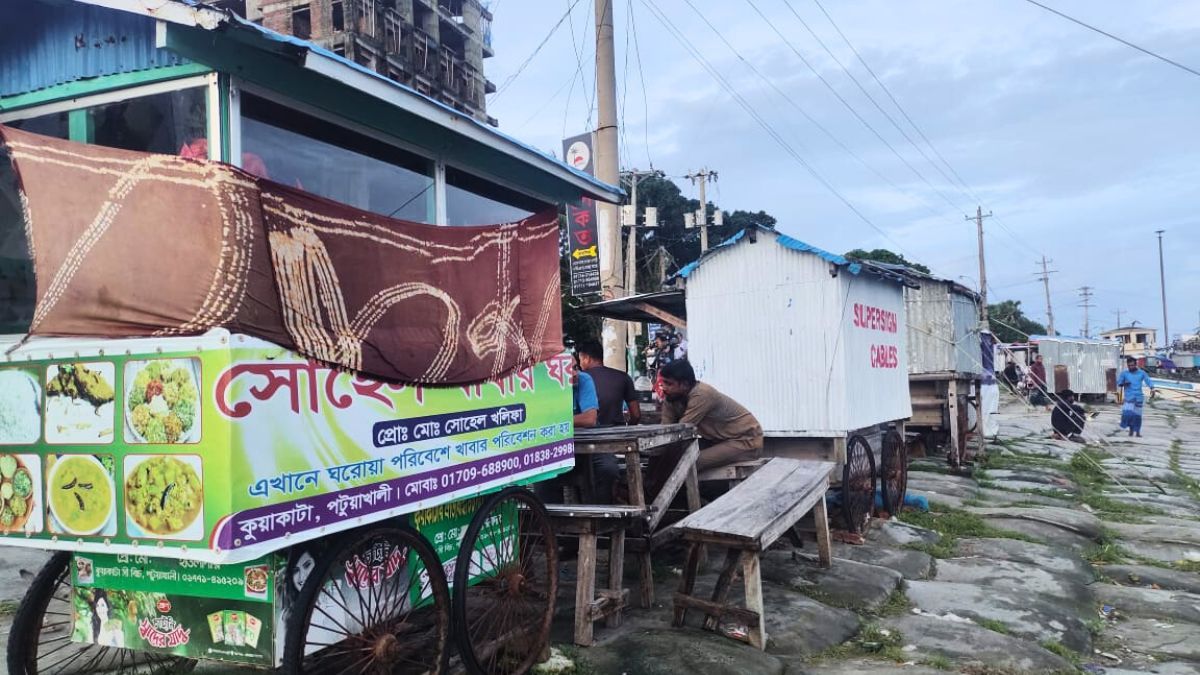 কুয়াকাটা সৈকতের সৌন্দর্য নষ্ট করছে ঝুপড়ি ঘর