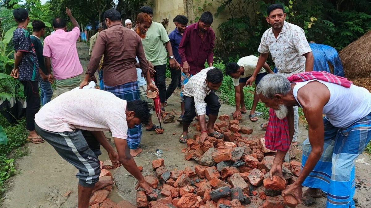 সরাইলে নিজস্ব অর্থে রাস্তা মেরামত করছে গ্রামবাসী