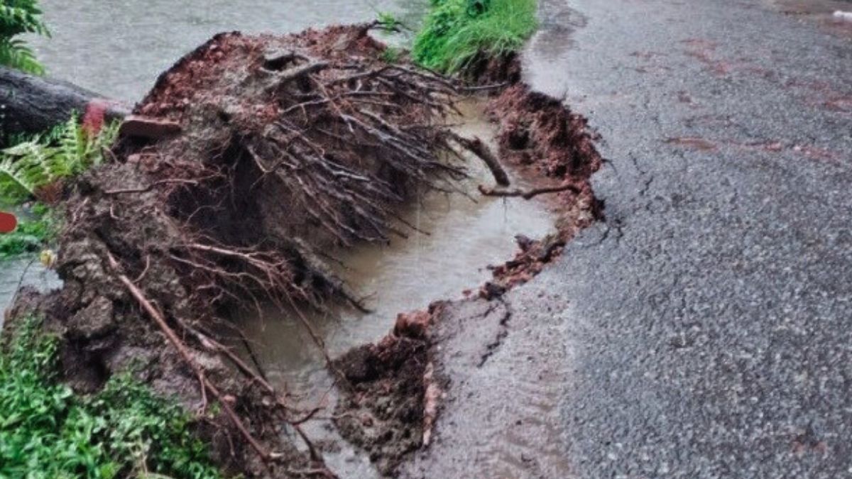 গৌরনদীতে টানা বর্ষণে জলাবদ্ধতা, বিপর্যস্ত জনজীবন
