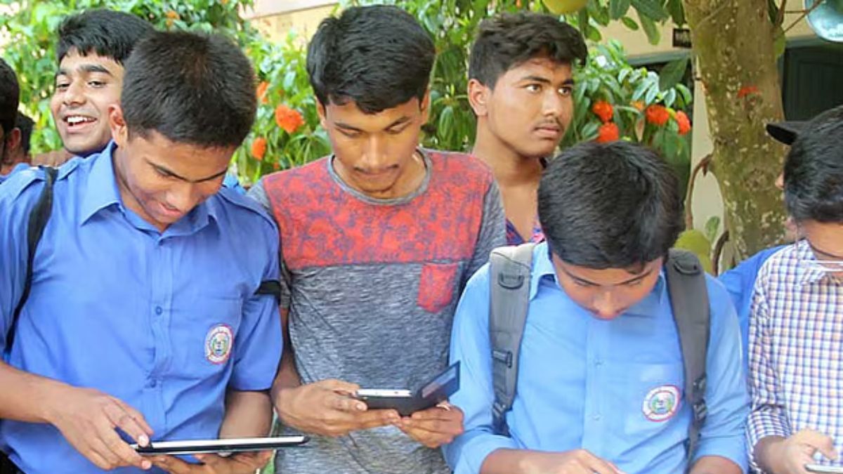 দুপুরে এসএসসির ফল প্রকাশ, যেভাবে জানবেন