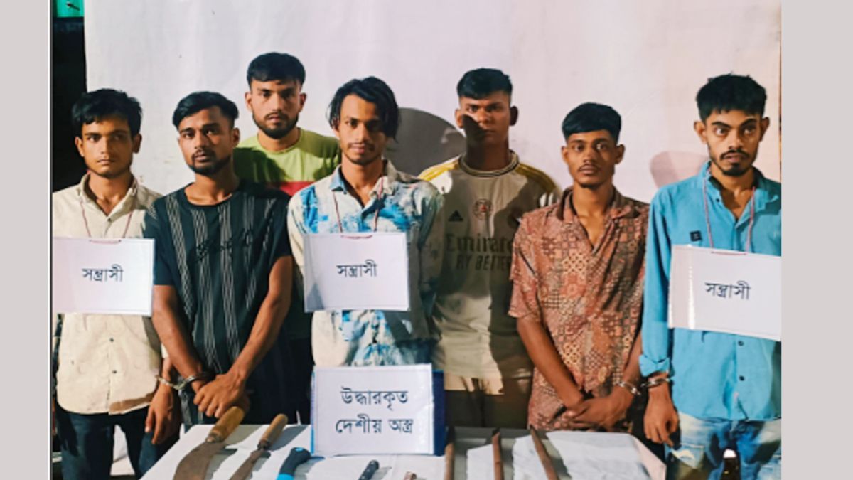 চাঁদপুরে দেশীয় অস্ত্রসহ কিশোর গ্যাংয়ের ৬ সদস্য গ্রেপ্তার