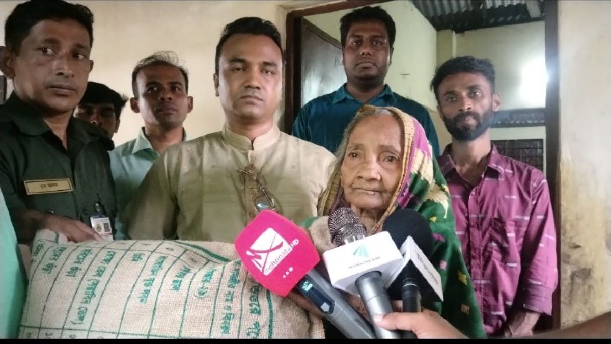 ৮০ বছরের আলেকজানের ঘরে বিদ্যুত ও খাবার পৌঁছে দিলেন ইউএনও শাহ আলম