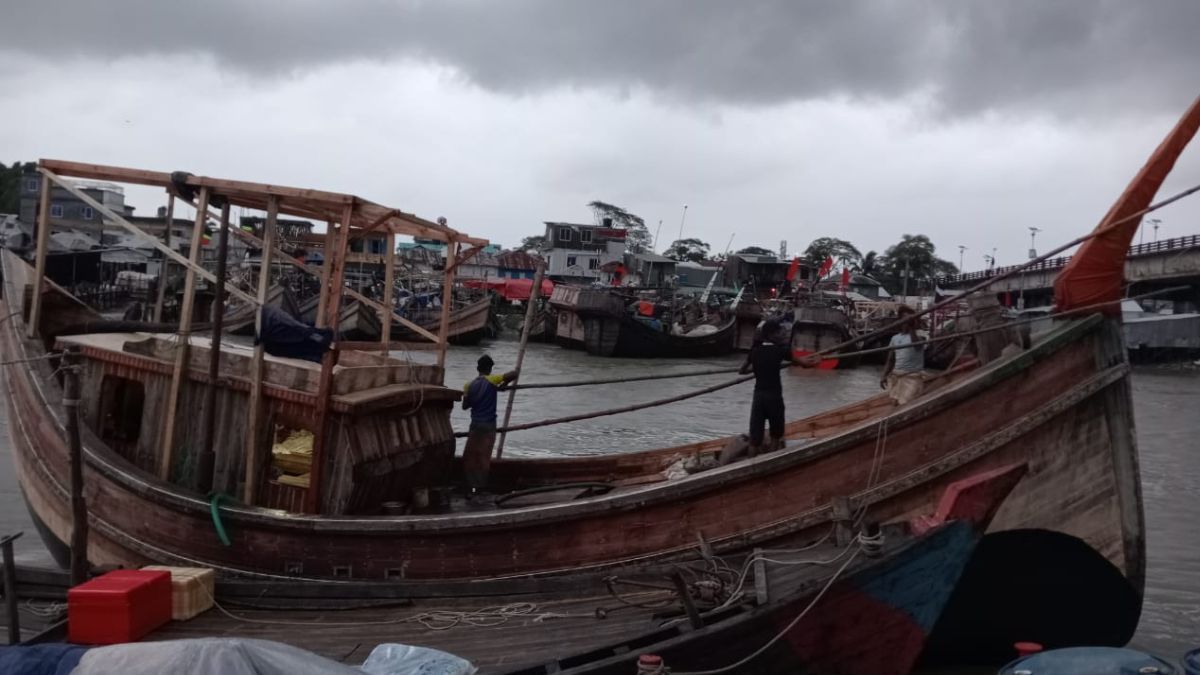 ইলিশের দেখা নেই, বৈরী আবহাওয়ায় বিপাকে উপকূলের জেলেরা