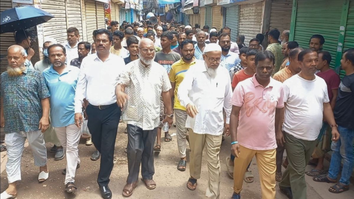 নরসিংদীতে চাঁদাবাজির প্রতিবাদে দোকান বন্ধ, ব্যবসায়ীদের বিক্ষোভ