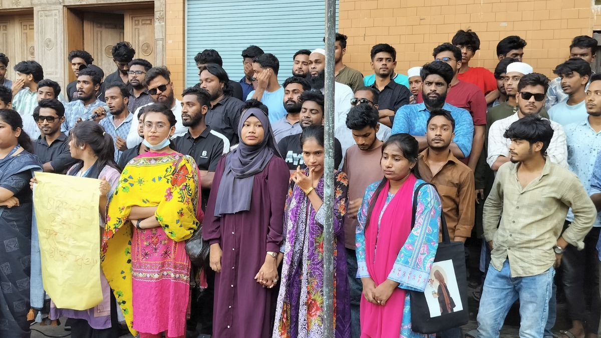 ফরিদপুরে ছাত্র সমাজের বিক্ষোভে সোহাগ হত্যার প্রতিবাদ