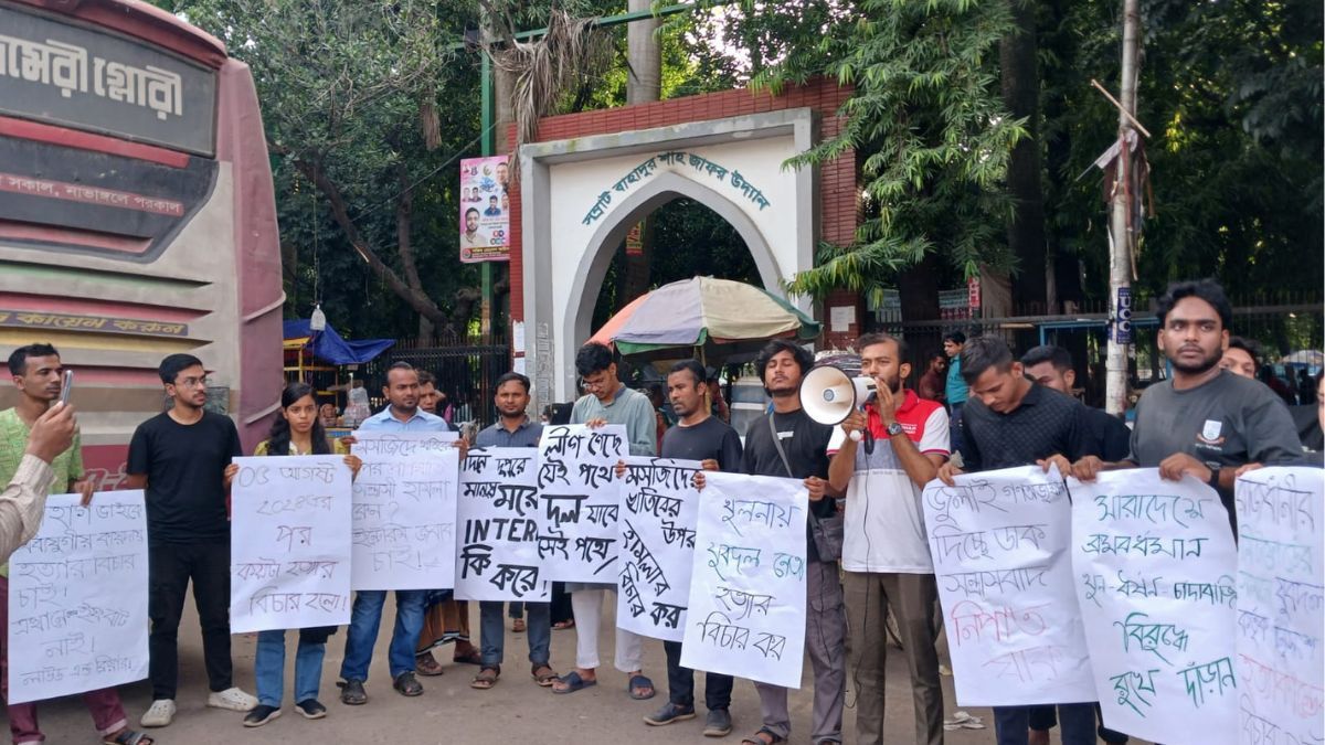 মিটফোর্ডে নৃশংস হত্যাকাণ্ডের বিচার দাবি জবি শিক্ষার্থী ফোরামের