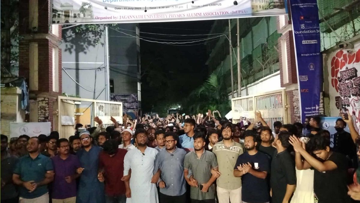 মিটফোর্ডে ব্যবসায়ী সোহাগ হত্যার প্রতিবাদে জবিতে বিক্ষোভ