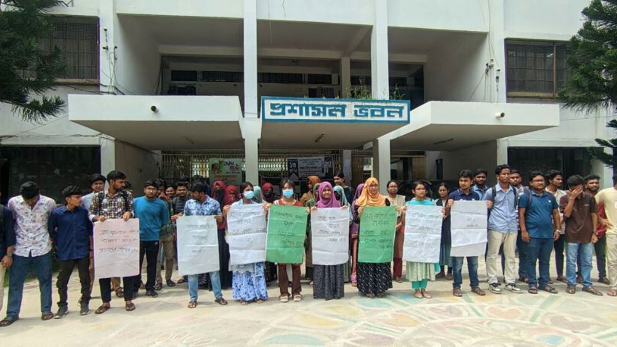 ইসলামী বিশ্ববিদ্যালয়ে সাংবাদিকদের ওপর হামলার প্রতিবাদে মানববন্ধন