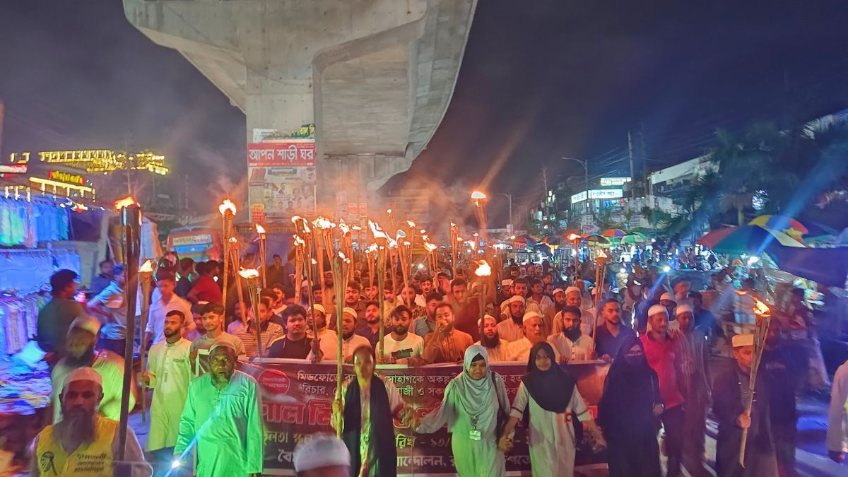 রূপগঞ্জে সন্ত্রাস-চাঁদাবাজির বিরুদ্ধে মশাল মিছিল