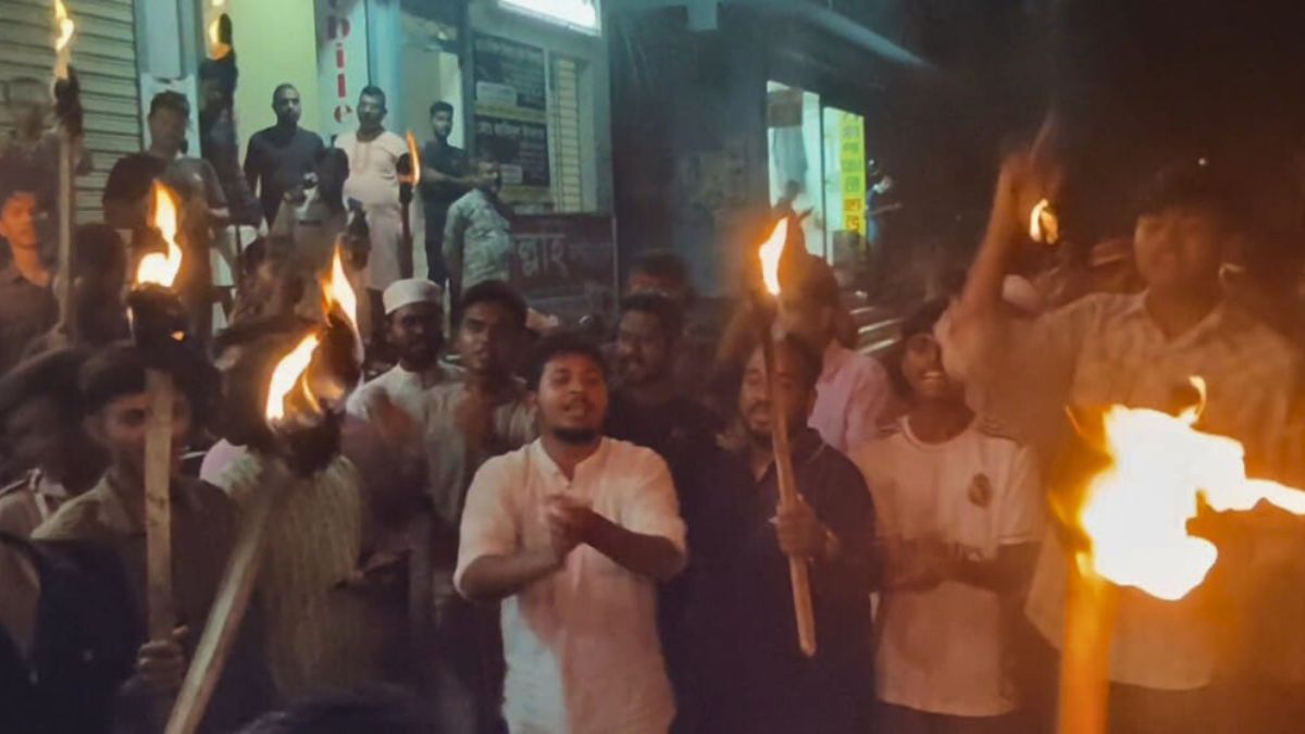 ঢাকায় ব্যবসায়ী হত্যার প্রতিবাদে কলাপাড়ায় মশাল মিছিল