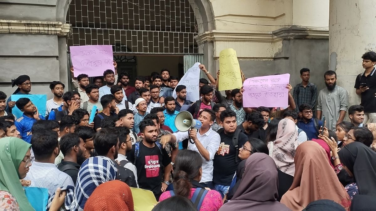 জবিতে শিক্ষক-শিক্ষার্থীর ওপর ছাত্রদলের হামলার প্রতিবাদে বিক্ষোভ