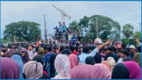 নোবিপ্রবিতে শিক্ষার্থীদের ওপর হামলার প্রতিবাদে সড়ক অবরোধ