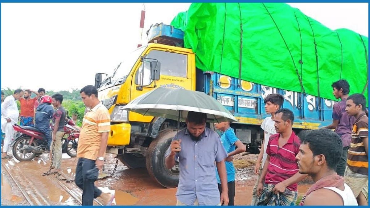 রেললাইনে বিকল ট্রাক, তিন ঘণ্টা পর উত্তরবঙ্গে ট্রেন চলাচল স্বাভাবিক