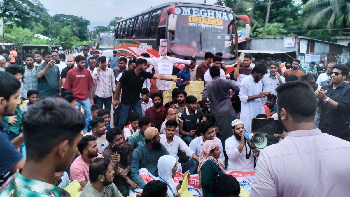 গৌরনদীতে স্বাস্থ্য কর্মকর্তার টেস্ট বাণিজ্যের অভিযোগে সড়ক অবরোধ