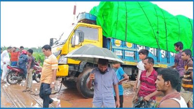 রেললাইনে বিকল ট্রাক, তিন ঘণ্টা পর উত্তরবঙ্গে ট্রেন চলাচল স্বাভাবিক