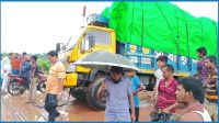 রেললাইনে বিকল ট্রাক, তিন ঘণ্টা পর উত্তরবঙ্গে ট্রেন চলাচল স্বাভাবিক