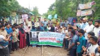 বগুড়ায় রেলগেট স্থাপনের দাবিতে রেলপথ অবরোধ