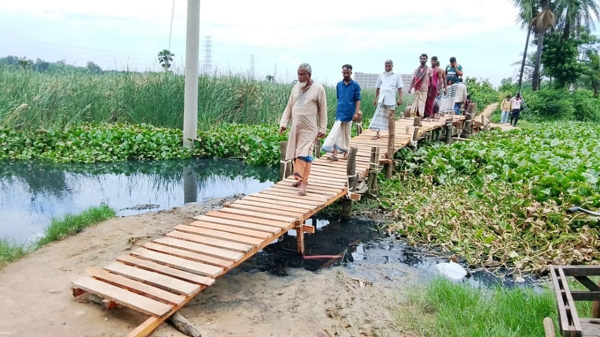 স্বেচ্ছাশ্রমে নির্মিত কাঠের সেতুতে ১০ গ্রামের মানুষের মেলবন্ধন