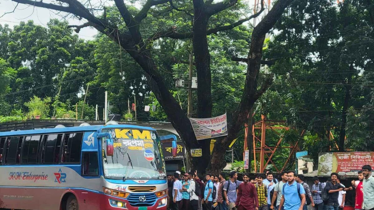 বাস ভাড়া নিয়ে ইবি ছাত্রীকে মারধর, ৫টি বাস আটক